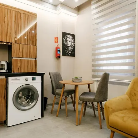 Compact Flat 2 Min To Metro, Near Marmara Park